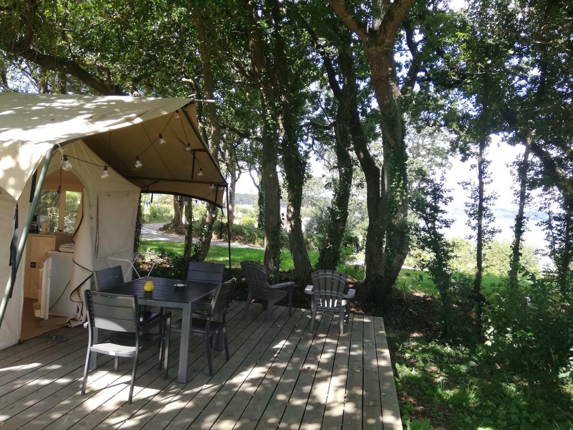 Hebergements Camping "Les Pieds Dans L'Eau" كروزون المظهر الخارجي الصورة